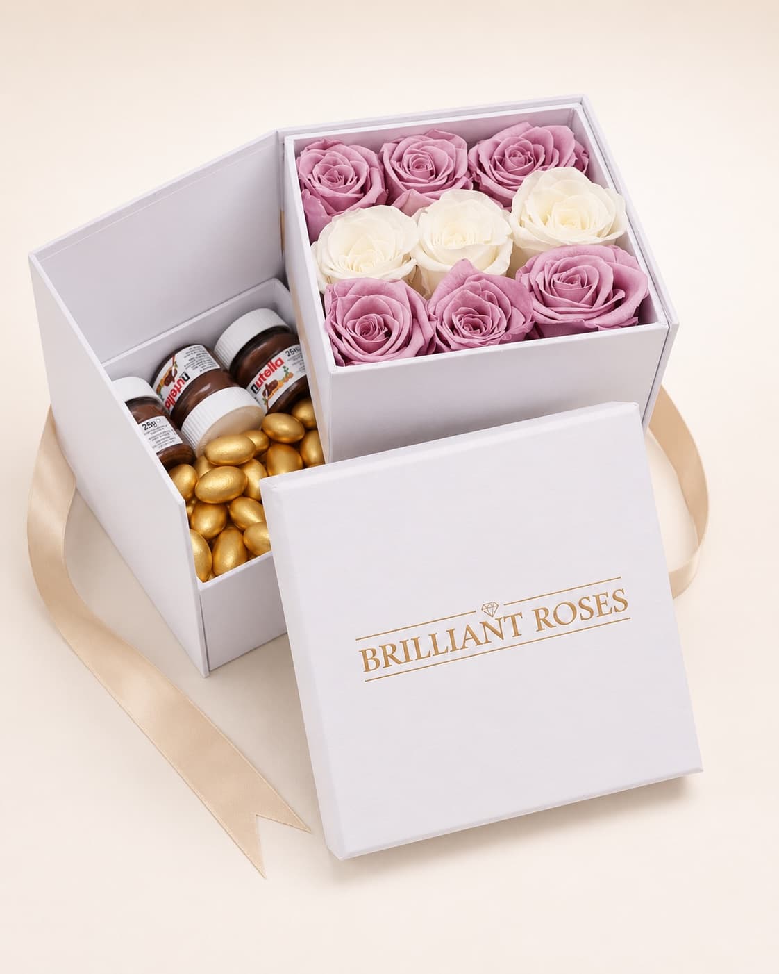 Krem zeminde, güllerle dolu beyaz Brilliant Roses hediye kutusu
